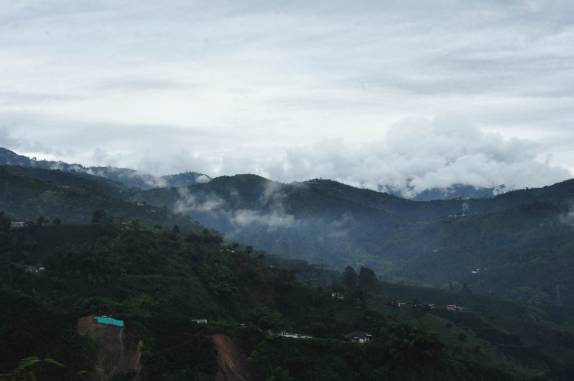 Paisagem colombiana durante a viagem entre Cali e Girardot, na Colômbia